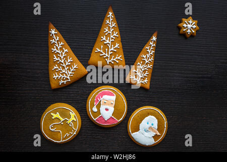 Handgefertigte festliche Lebkuchen Kekse in Form von Sternen, Schneeflocken, Menschen, Socken, Personal, Fäustlinge, Weihnachtsbäume, Herz für Weihnachten und Neujahr ho Stockfoto