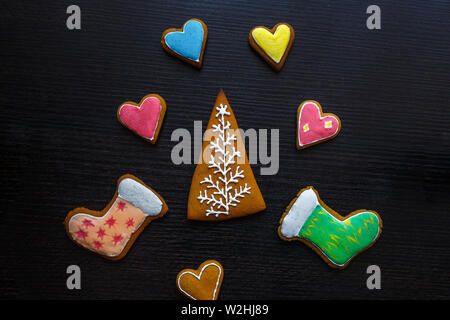 Handgefertigte festliche Lebkuchen Kekse in Form von Sternen, Schneeflocken, Menschen, Socken, Personal, Fäustlinge, Weihnachtsbäume, Herz für Weihnachten und Neujahr ho Stockfoto