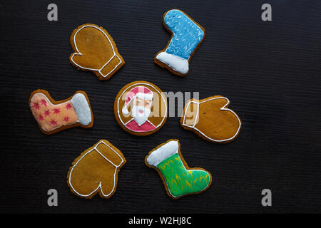 Handgefertigte festliche Lebkuchen Kekse in Form von Sternen, Schneeflocken, Menschen, Socken, Personal, Fäustlinge, Weihnachtsbäume, Herz für Weihnachten und Neujahr ho Stockfoto