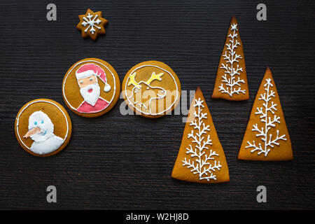 Handgefertigte festliche Lebkuchen Kekse in Form von Sternen, Schneeflocken, Menschen, Socken, Personal, Fäustlinge, Weihnachtsbäume, Herz für Weihnachten und Neujahr ho Stockfoto