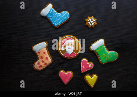 Handgefertigte festliche Lebkuchen Kekse in Form von Sternen, Schneeflocken, Menschen, Socken, Personal, Fäustlinge, Weihnachtsbäume, Herz für Weihnachten und Neujahr ho Stockfoto