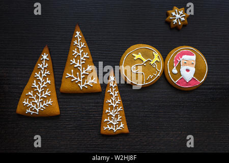 Handgefertigte festliche Lebkuchen Kekse in Form von Sternen, Schneeflocken, Menschen, Socken, Personal, Fäustlinge, Weihnachtsbäume, Herz für Weihnachten und Neujahr ho Stockfoto