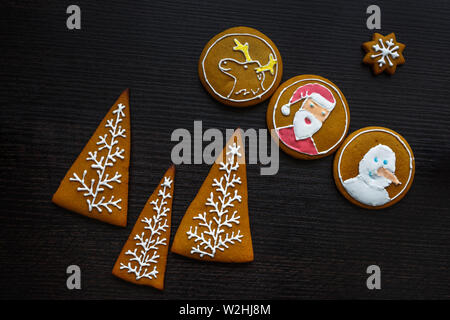 Handgefertigte festliche Lebkuchen Kekse in Form von Sternen, Schneeflocken, Menschen, Socken, Personal, Fäustlinge, Weihnachtsbäume, Herz für Weihnachten und Neujahr ho Stockfoto