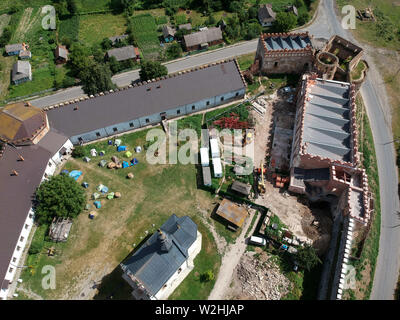 Medzhybizh, Ukraine. 8. Juli, 2019. (Anmerkung der Redaktion: Bilder, die von einer Drohne). Ein aero Ansicht des Schlosses gebaut als ein Bollwerk gegen die Osmanische Expansion in den 1540s, wurde zu einem der stärksten Festungen der Krone des Königreichs Polen in Podolien anbrachte. Es liegt am Zusammenfluss des südlichen Bug und Buzhenka Flüsse in der Stadt Medzhybizh. Heute ist das Schloss Teil des Staates Historical-Cultural bewahren. Credit: Mohammad Javad Abjoushak/SOPA Images/ZUMA Draht/Alamy leben Nachrichten Stockfoto