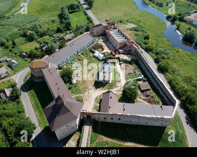 Medzhybizh, Ukraine. 8. Juli, 2019. (Anmerkung der Redaktion: Bilder, die von einer Drohne). Ein aero Ansicht des Schlosses gebaut als ein Bollwerk gegen die Osmanische Expansion in den 1540s, wurde zu einem der stärksten Festungen der Krone des Königreichs Polen in Podolien anbrachte. Es liegt am Zusammenfluss des südlichen Bug und Buzhenka Flüsse in der Stadt Medzhybizh. Heute ist das Schloss Teil des Staates Historical-Cultural bewahren. Credit: Mohammad Javad Abjoushak/SOPA Images/ZUMA Draht/Alamy leben Nachrichten Stockfoto