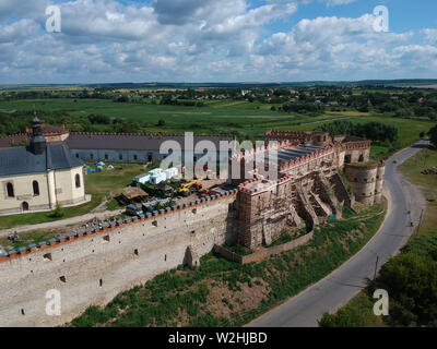 Medzhybizh, Ukraine. 8. Juli, 2019. (Anmerkung der Redaktion: Bilder, die von einer Drohne). Ein aero Ansicht des Schlosses gebaut als ein Bollwerk gegen die Osmanische Expansion in den 1540s, wurde zu einem der stärksten Festungen der Krone des Königreichs Polen in Podolien anbrachte. Es liegt am Zusammenfluss des südlichen Bug und Buzhenka Flüsse in der Stadt Medzhybizh. Heute ist das Schloss Teil des Staates Historical-Cultural bewahren. Credit: Mohammad Javad Abjoushak/SOPA Images/ZUMA Draht/Alamy leben Nachrichten Stockfoto