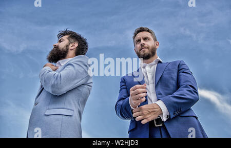 Perfekt im Detail. Makellose Erscheinungsbild verbessert die Ruf professionelle Unternehmer. Bärtige Unternehmer posing selbstbewusst Ansicht von unten. Business danebenstehen und blauer Himmel. Stockfoto