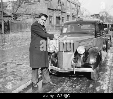 Mann an beheizten Taxi weisen von der gelben Taxi unternehmen kann. 1936 Stockfoto