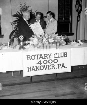 Drei Männer an Rotary Club in Hannover PA auf proclimation Ca. 1936 Stockfoto