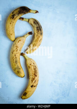 Alte Banane auf hellblauem Hintergrund. Null Abfall Konzept. Speichern Sie die einsame Banane. Stockfoto