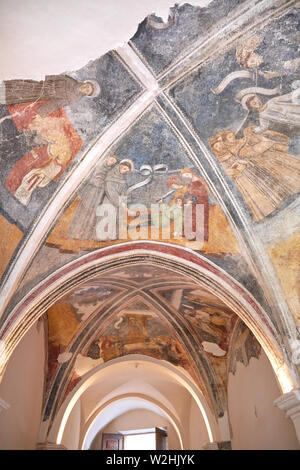 MONDOVI, Italien, 16. AUGUST 2016: Hl. Donato Kathedrale Kreuzgang Decke mit alten Fresken in Mondovi, Italien Stockfoto