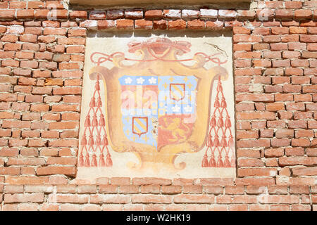 Vicoforte, Italien, 17. August 2016: Wallfahrtskirche von Vicoforte Kirche, Wappen der Freien auf seitlichen roten Ziegeln Fassade an einem sonnigen Sommertag im Piemont, Stockfoto