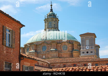 Wallfahrtskirche von Vicoforte Kuppel und Ziegel Gebäude an einem sonnigen Sommertag in Piemont, Italien Stockfoto