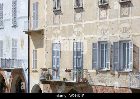 MONDOVI, Italien, 18. AUGUST 2016: alte Fassade mit Dekorationen in einem sonnigen Sommertag, blauer Himmel in Mondovi, Italien. Stockfoto