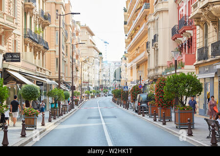 MONTE CARLO, MONACO - 19. AUGUST 2016: Einkaufsstraße in einem Sommermorgen, Menschen zu Fuß in Monte Carlo, Monaco. Stockfoto