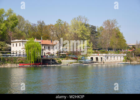 TURIN, Italien, 31. MÄRZ 2019: Armida Ruderclub Gebäude und Terrasse mit Menschen, Po in Piemont, Turin, Italien. Stockfoto