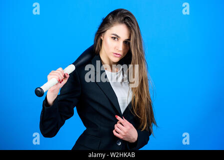 Business Lady Boss. Zeit erfordert entscheidende Maßnahmen. Vertrauen und Stärke. Das Spiel. Bauen Karriere. Frau hübsches Mädchen tragen formalen Jacke und halten Sie Baseball Bat. Business Strategie. Aggressiv. Stockfoto