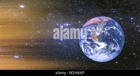 Planet Erde im Sonnenlicht aus dem Raum. Planeten des Sonnensystems. Kosmischer Staub. Weltraum Panoramablick auf die Landschaft. Mixed Media Stockfoto