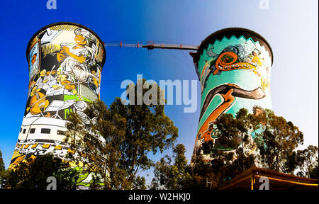 Ehemalige Triebwerk, Kühlturm, ist jetzt Turm für Base Jumping. - 25-08-2013 Soweto, Johannesburg. Südafrika Stockfoto