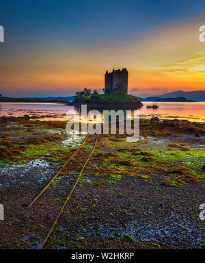 Sonnenuntergang über Castle Stalker auf Loch Appin in Schottland, Vereinigtes Königreich Stockfoto