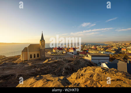 Lüderitz in Namibia mit lutherischen Kirche genannt Felsenkirche bei Sonnenuntergang Stockfoto