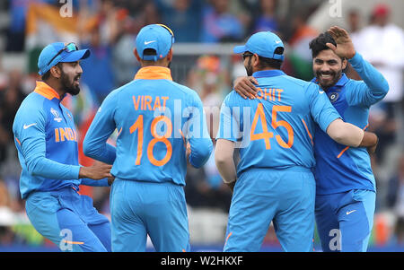 Indiens Ravindra Jadeja (rechts) feiert die wicket der Neuseeländischen Henry Nicholls mit Teamkollegen Rohit Sharma (Mitte) und Virat Kohil während der ICC World Cup, Halbfinale im Emirates Old Trafford, Manchester. Stockfoto