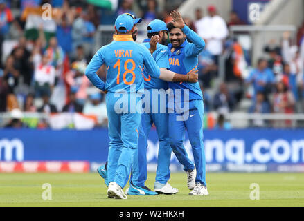 Indiens Ravindra Jadeja (rechts) feiert die wicket der Neuseeländischen Henry Nicholls mit Teamkollegen Rohit Sharma (Mitte) und Virat Kohil während der ICC World Cup, Halbfinale im Emirates Old Trafford, Manchester. Stockfoto