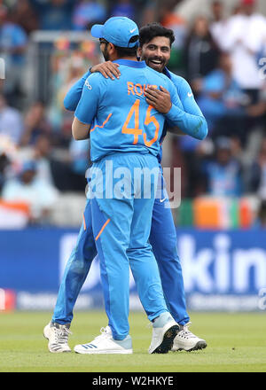 Indiens Ravindra Jadeja (rechts) feiert die wicket der Neuseeländischen Henry Nicholls mit Team-mate Rohit Sharma während der ICC World Cup, Halbfinale im Emirates Old Trafford, Manchester. Stockfoto