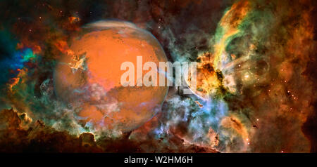 Planet Mars aus dem Weltraum. Platz Nebel. Kosmische Cluster von Sternen. Weltraum panorama Hintergrund. Mixed Media Stockfoto