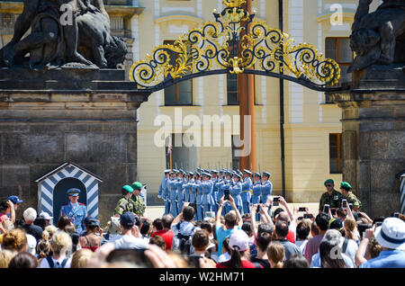 Prag, Tschechische Republik - 27. Juni 2019: Menschenmenge vor der Prager Burg sehen und die Bilder von der Prager Burg. Der Sitz des Präsidenten der Tschechischen Republik verteidigen.
