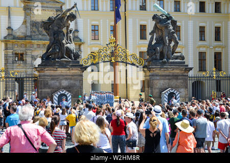 Prag, Tschechische Republik - 27. Juni 2019: Menge beobachten Die traditionelle Zeremonie der Ehrengarde ändern vor der Prager Burg. National Service, Ehrengarde. Armee, Tschechien. Stockfoto