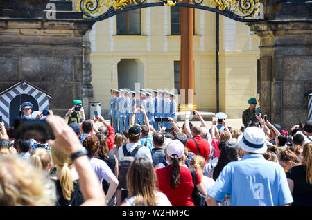 Prag, Tschechische Republik - 27. Juni 2019: Menge beobachten die Änderung der Ehrengarde vor der Prager Burg. National Service, Ehrengarde. Armee, Tschechien. Verteidigung der Präsidentenpalast. Stockfoto