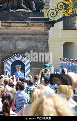 Prag, Tschechische Republik - 27. Juni 2019: Menge Beobachten und Fotografieren der Palastwache vor der Prager Burg. Guard und der Sitz des tschechischen Präsidenten verteidigen. National Service, Armee, Tschechien. Stockfoto