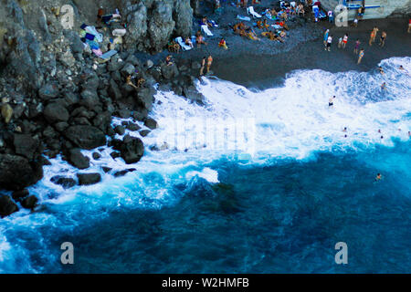 Ansicht von oben, Blick auf die Küste des Schwarzen Meeres bei einem Sturm Strand voller Touristen und Müll. Wunderschöne Natur und Müll herum. Stockfoto