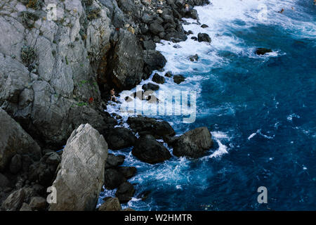 Wellen des Meeres Hit von großen Felsen in der Nähe der Felsen. Stein und Wasser. Ansicht von oben auf die Küste des Schwarzen Meeres. Krim. Stockfoto