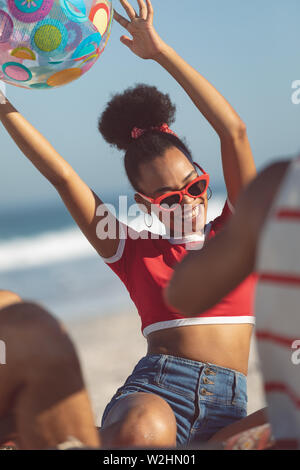 Frau spielt mit Ball am Strand Stockfoto