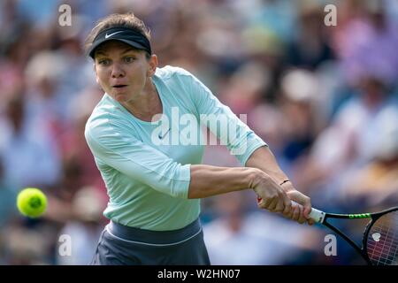 Simona Halep Rumäniens spielen mit zwei rückhand gegen Polona Hercog der Slowakei auf die Natur Tal Internationale 2019, Devonshire Park, Eastbourne übergeben Stockfoto