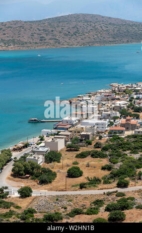 Plaka, Kreta, Griechenland. Juni 2019. Eine Übersicht von einem Berg des Badeortes von Plaka. Fähre verlassen von hier aus, auf der Insel Spinalonga. Stockfoto