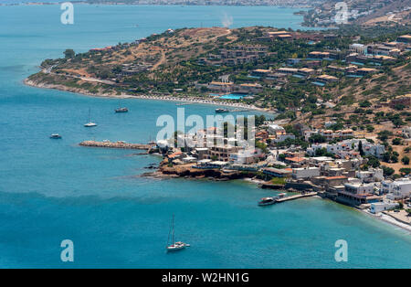 Plaka, Kreta, Griechenland. Juni 2019. Eine Übersicht von einem Berg des Badeortes von Plaka. Fähre verlassen von hier aus, auf der Insel Spinalonga. Stockfoto