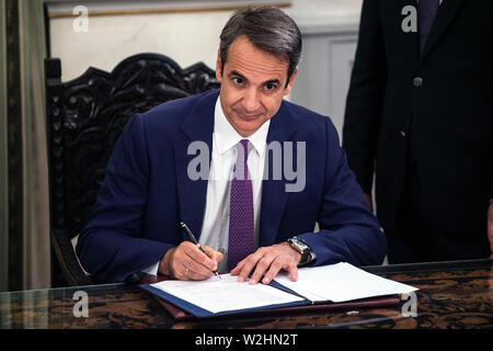 Athen, Griechenland. 09 Juli, 2019. Kyriakos Mitsotakis, Präsident der konservativen Partei Nea Dimokratia (ND) und der neu gewählte Premierminister, beteiligt sich an der Vereidigung der neuen griechischen Kabinett im Präsidentenpalast. Credit: Angelos Tzortzinis/dpa/Alamy leben Nachrichten Stockfoto