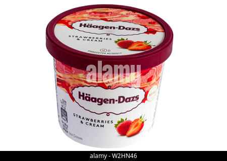 Wanne von Häagen-dazs Erdbeeren und Sahne Eis, Teil der Frucht Sammlung mini Cups auf weißem Hintergrund Stockfoto