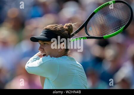 Simona Halep von Rumänien in Aktion gegen Polona Hercog der Slowakei auf die Natur Tal Internationale 2019, Devonshire Park, Eastbourne - England. Wednes Stockfoto