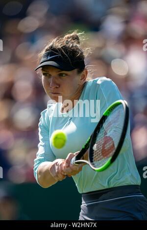 Simona Halep Rumäniens spielen mit zwei rückhand gegen Polona Hercog der Slowakei auf die Natur Tal Internationale 2019, Devonshire Park, Eastbourne übergeben Stockfoto