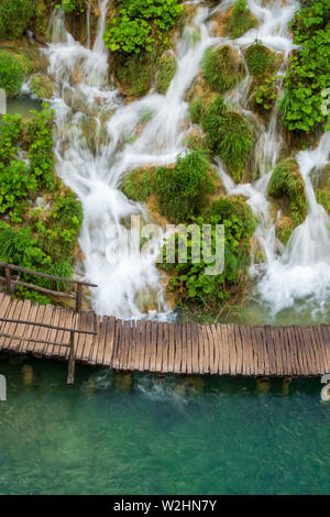 Hetzen, reines, frisches Wasser ergiesst sich die natürliche Hindernisse in den azurblauen See Kaluđerovac im Nationalpark Plitvicer Seen in Kroatien Stockfoto