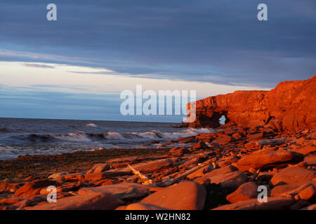 Die roten Felsen auf Prince Edwards Insel bei Sonnenuntergang Stockfoto