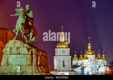 Bohdan Khmelnytsky Denkmal und der St. Michael's Golden-Domed Kloster, Kiew, Ukraine Stockfoto