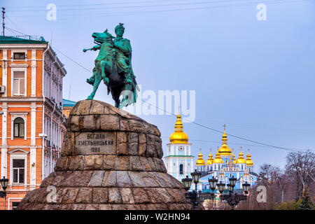 Bohdan Khmelnytsky Denkmal und der St. Michael's Golden-Domed Kloster, Kiew, Ukraine Stockfoto