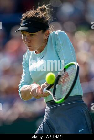 Simona Halep Rumäniens spielen mit zwei rückhand gegen Polona Hercog der Slowakei auf die Natur Tal Internationale 2019, Devonshire Park, Eastbourne übergeben Stockfoto