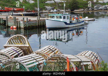 Holz- Hummer fallen und ein Fischerboot in Peggy's Cove, Nova Scotia Stockfoto