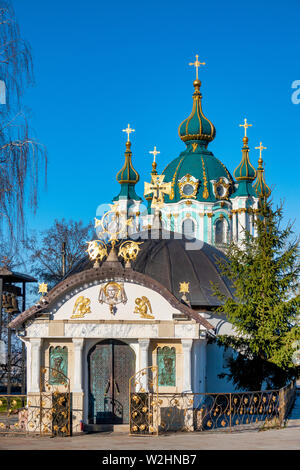 Zehnte Geburt der Heiligen Mutter Gottes mit Kloster St. Andreas Kirche im Hintergrund, Kiew, Ukraine Stockfoto